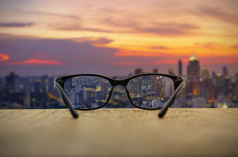 清晰的城市景观集中眼镜镜头与模糊城市景观背景清晰的眼镜