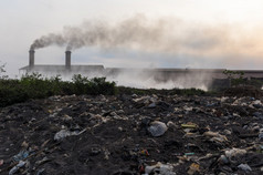 空气污染与黑色的烟从烟囱和工业浪费工业浪费