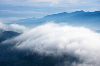 空中视图美丽的早....风景海云和的雾流高山海云