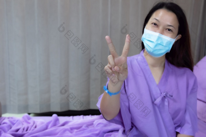 亚洲女病人微笑和显示鼓励病人感觉快乐和舒适的当他们是治疗住院治疗的医院房间医疗健康哪概念医疗医疗保健概念