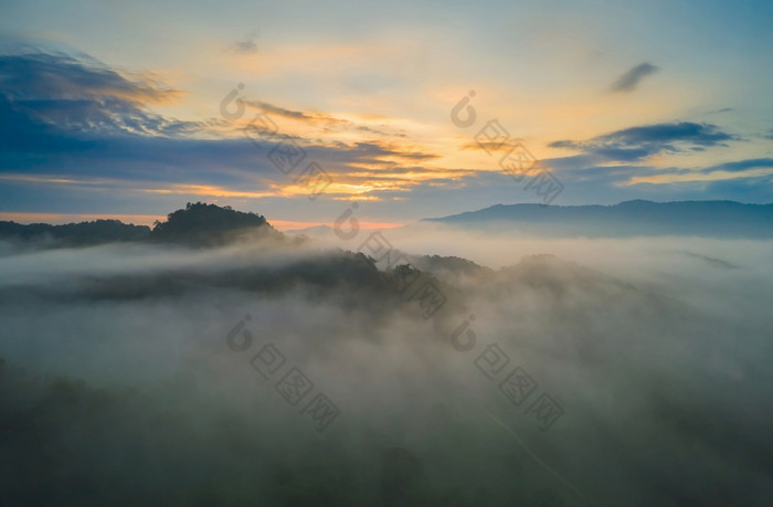 空中视图美丽的早....风景海云和的雾流高山海云