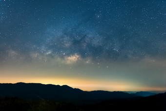 乳白色的道路星系与星星和空间灰尘的宇宙长速度曝光跟踪萨克美卫生部lampang泰国乳白色的道路