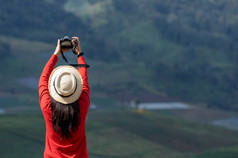 亚洲女旅游穿明亮的红色的衬衫采取图片美丽的自然风景女旅游采取图片自然