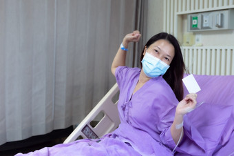 年轻的亚洲女病人微笑和显示空白信贷<strong>卡</strong>病人感觉快乐和舒适的与治疗和治疗<strong>医院</strong>床上<strong>医院</strong>房间医疗保健和保险概念病人与治疗保险