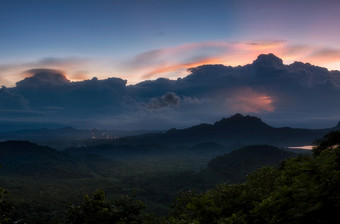 美丽的日落生动的云和天空在的山后雨与云彩虹色美卫生部lampang日落美卫生部