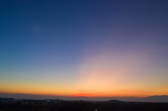 空中视图美丽的云和清晰的天空日落为背景和纹理云和清晰的天空日落