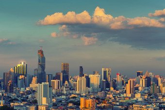空中视图曼谷现代办公室建筑公寓城市市中心与日落天空天际线曼谷城市泰国曼谷城市