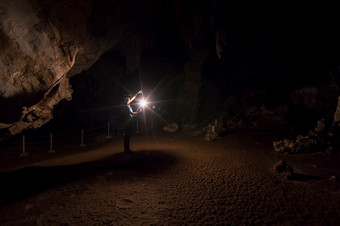女探险家持有灯笼内部的洞穴贪pai美在香港儿子贪洛德洞穴一个的大多数令人惊异的洞穴泰国女探险家洞穴