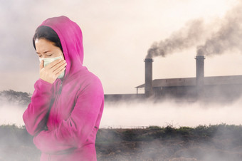 女人与流感打喷嚏女人穿着粉红色的<strong>冬</strong>天<strong>服装</strong>穿面具她的鼻子冷和流感健康概念对空气污染背景空气污染