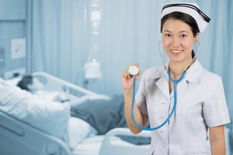 亚洲护士与听诊器背景模糊病人房间亚洲护士