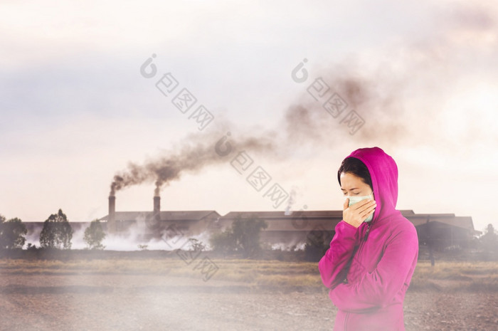 女人与流感打喷嚏女人穿着粉红色的冬天服装穿面具她的鼻子冷和流感健康概念对空气污染背景空气污染