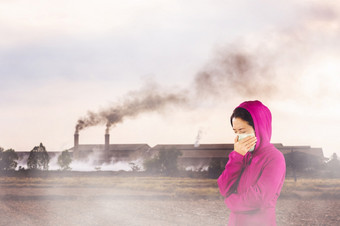 女人与流感打喷嚏女人穿着粉红色的冬天服装穿面具她的鼻子冷和流感健康概念对<strong>空气污染</strong>背景<strong>空气污染</strong>
