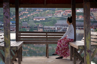 女旅行者享受观光李酒车辙泰国度假胜地美在香港儿子泰国受欢迎的的地方为摄影师和游客禁止车辙泰国村我在香港儿子