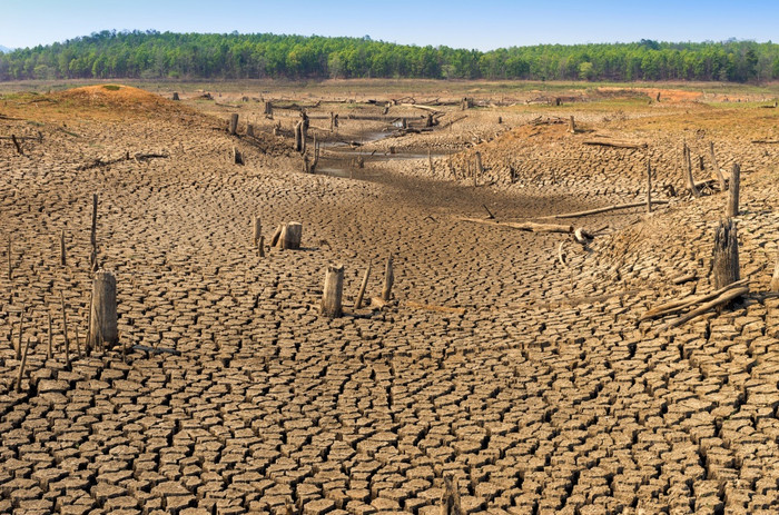 全球气候变暖干旱的夏天的地面干储层美卫生部lampang泰国全球气候变暖干旱