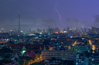 风景曼谷城市多雨的和闪电狂风暴雨的晚上闪电狂风暴雨的晚上