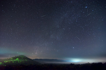 的乳白色的道路在的狮子座流星群流星<strong>淋浴</strong>的晚上天空与的雾山长曝光lampang泰国乳白色的道路山与狮子座流星群流星<strong>淋浴</strong>