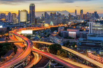 景观建筑现代业务区曼谷s形高速公路的前景《暮光之城》曼谷城市视图与高速公路