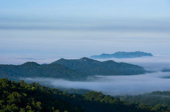 景观早....<strong>雾</strong>在的<strong>山</strong>美卫生部lampang的大多数令人惊异的<strong>雾山</strong>景观与<strong>雾</strong>