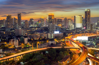 景观建筑现代业务区曼谷s形<strong>高速</strong>公路的前景《暮光之城》曼谷城市视图与<strong>高速</strong>公路