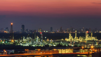 全景视图的石油炼油厂的背景摩天大楼业务区《暮光之城》时间全景视图石油炼油厂工厂