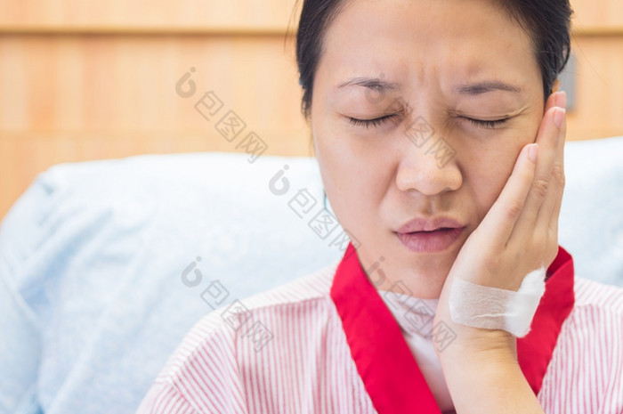 女病人与牙痛的医院房间牙痛