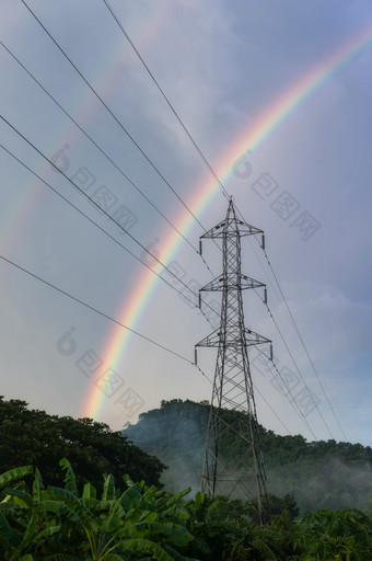 雨后雨的天空在高压权力波兰人农村区域彩虹后雨
