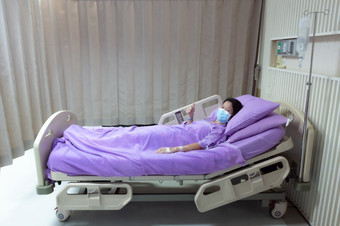 年轻的亚洲女病人微笑和显示拇指手势病人感觉快乐和舒适的与治疗和治疗<strong>医院</strong>床上<strong>医院</strong>房间医疗医疗保健概念医疗医疗保健概念