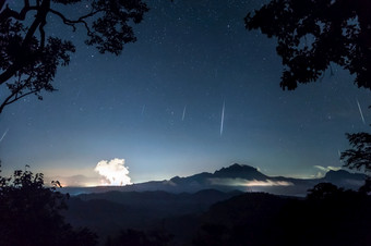 geminids<strong>流星</strong>淋浴的晚上天空与的雾山长曝光美卫生部lampang泰国geminids<strong>流星</strong>淋浴