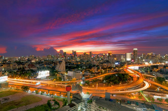 景观高速公路和建筑现代业务区的背景美丽的日落天空曼谷高速公路