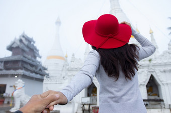 年轻的旅游穿红色的他访问什么phra那二香港多雾的一天美在香港儿子省泰国什么phra那二香港