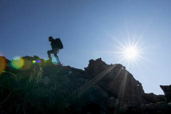 年轻的<strong>背包</strong>客但<strong>徒步</strong>旅行清晰的一天美丽的太阳射线山攀爬岩石攀爬一个登山者