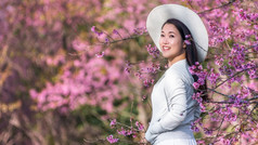 快乐女人旅行者放松sukura节日喜玛拉雅樱桃开花也调用樱花府洛姆美丽的山游荡泰国美丽的女人樱桃开花