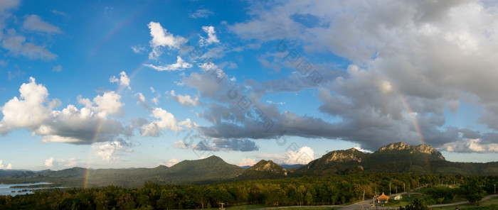 美丽的全景多山的景观与彩虹的天空在那里彩虹后雨的观点美卫生部权力植物lampang泰国全景景观与彩虹
