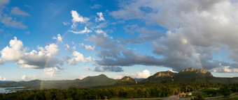 美丽的全景多山的景观与<strong>彩虹</strong>的天空在那里<strong>彩虹后雨</strong>的观点美卫生部权力植物lampang泰国全景景观与<strong>彩虹</strong>