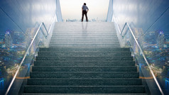 双曝光商人爬上前的楼梯会的城市野心概念和成功业务成成功