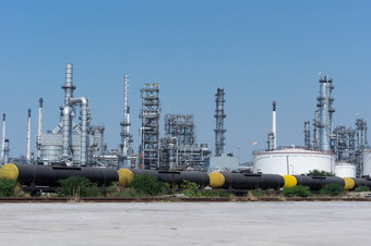 管道烟囱石油炼油厂与的天空背景管道烟囱石油炼油厂