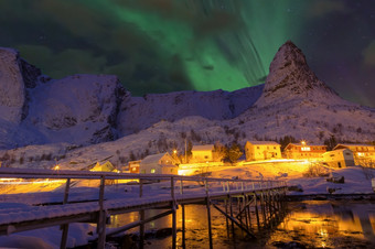 美丽的白雪覆盖的木桥和山视图风景优美的罗弗敦群岛岛屿群岛冬天风景与北部灯极光北欧化工美丽的景观冬天挪威斯堪的那维亚冬天挪威