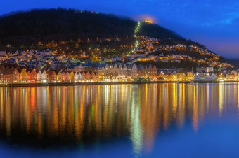 著名的码头街与木彩色的房子卑尔根《暮光之城》挪威彩色的房子卑尔根