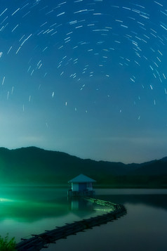 美丽的晚上天空与明星小径在中央泵站淮河王储层lampang省泰国美丽的晚上与明星小径