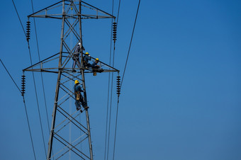 维护工作人员高电压波兰人电工工程师作品权力帖子和高电压系统为维护高功率分布系统损坏的维护工作人员