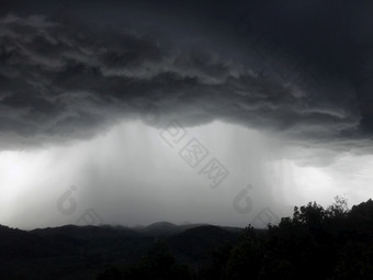 空中视图大雨风暴在的景观美<strong>卫生部</strong>山lampang泰国拍摄智能手机风暴在山