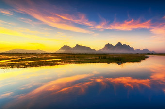 美丽的日出的湖考县山 姆ROI哎呀国家公园巴蜀府基里汗省泰国考县山 姆ROI哎呀国家公园