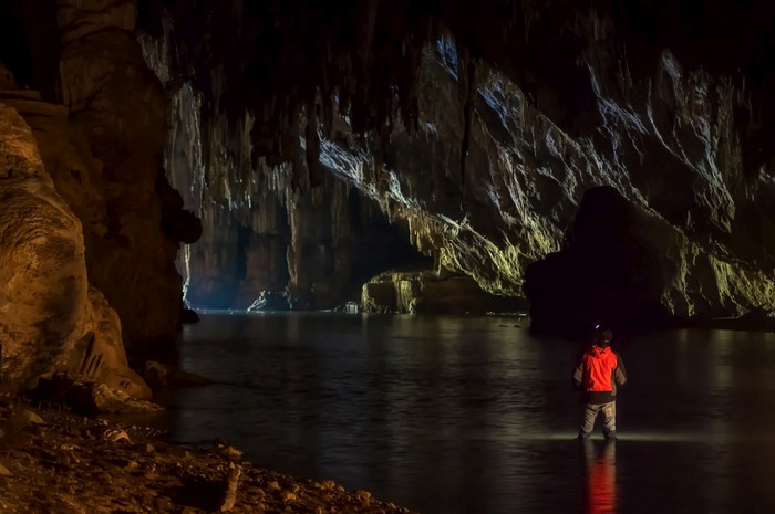游客探索的洞穴贪洛德pai美在香港儿子贪洛德一个的大多数令人惊异的洞穴泰国贪洛德洞穴