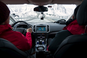 两个的家伙开车的<strong>高速公路</strong>使用全球定位系统(gps)开车车冬天内部视图车内部视图