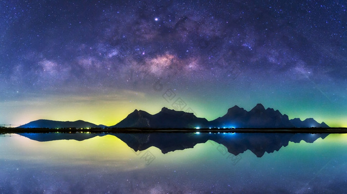 全景美丽的乳白色的道路星系与星星和空间灰尘的宇宙长速度曝光在湖和山考县山 姆ROI哎呀国家公园巴蜀府基里汗省泰国乳白色的道路