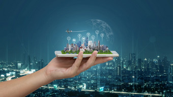 聪明的城市和互联网的事情物联网智能手机手对象图标连接在一起互联网网络概念与背景现代城市模糊互联网的事情