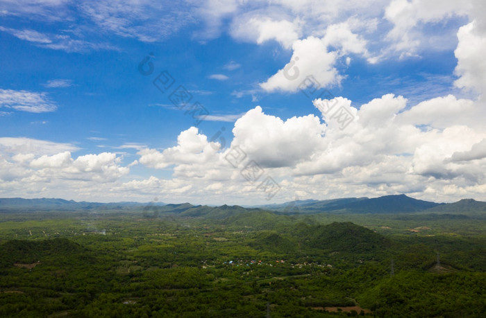 空中视图无人驾驶的空中车辆无人机无人机在美丽的风景绿色山和清晰的天空美丽的风景绿色山和清晰的天空