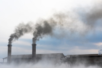 空气污染与<strong>黑色</strong>的烟从烟囱从工厂那是不环境友好的<strong>工业</strong>浪费