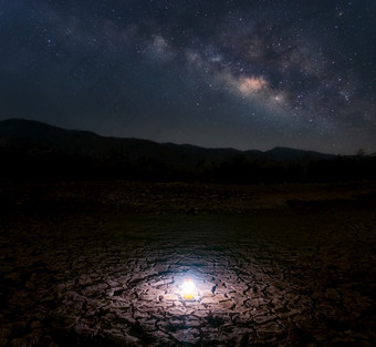 <strong>乳白</strong>色的道路星系与星星和空间灰尘的宇宙长速度曝光跟踪汤帕特美卫生部lampang泰国<strong>乳白</strong>色的道路