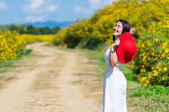 美丽的女人白色衣服和红色的他农村路春天时间墨西哥向日葵场美卫生部煤炭我的lampang省泰国美丽的女人自然花